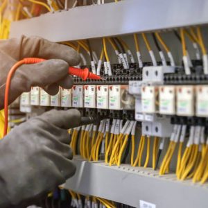 Manutenção de comandos e painéis elétricos